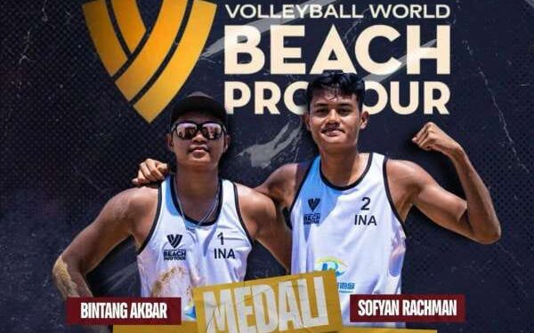 Dua atlet voli pantai Indonesia Bintang Akbar dan berhasil mencetak sejarah baru dengan menjuarai ajang Volleyball World Beach Pro Tour 2024, di Qingshan, Wuhan, China, Minggu (19/5/2024).