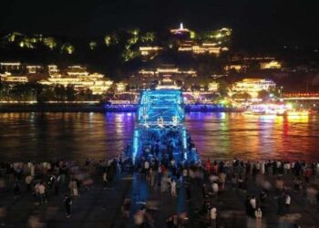 Saat malam tiba, pertunjukan cahaya yang memukau menerangi sebuah taman ikonis di Lanzhou, ibu kota Provinsi Gansu di China barat laut.