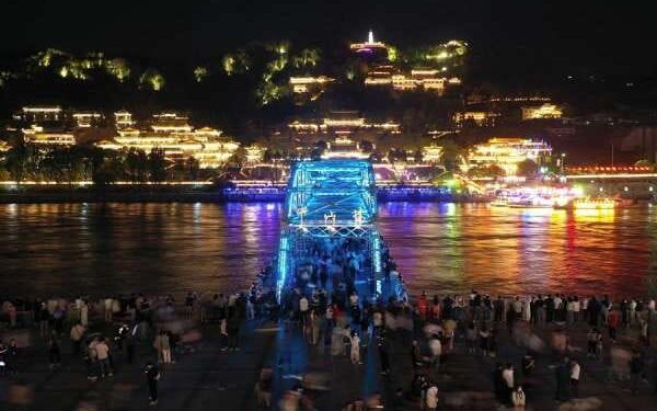 Saat malam tiba, pertunjukan cahaya yang memukau menerangi sebuah taman ikonis di Lanzhou, ibu kota Provinsi Gansu di China barat laut.