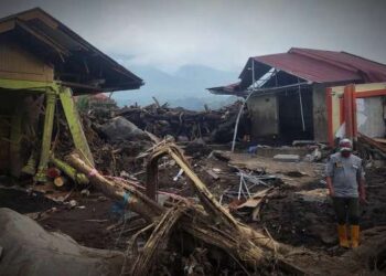 Seorang warga melintasi bangunan rumah warga yang rusak setelah dihantam bencana banjir lahar dingin Gunung Marapi di Desa Bukik Batabuah, Canduang, Agam, Sumatera Barat, Rabu (15/5/2024).