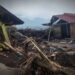 Seorang warga melintasi bangunan rumah warga yang rusak setelah dihantam bencana banjir lahar dingin Gunung Marapi di Desa Bukik Batabuah, Canduang, Agam, Sumatera Barat, Rabu (15/5/2024).