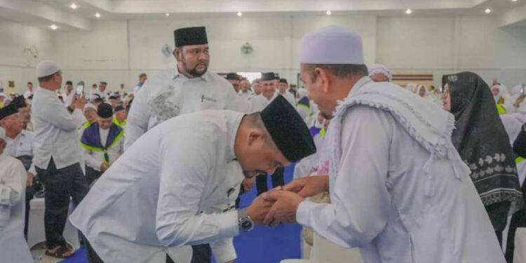 Bobby Lepas 2.482 Calhaj Asal Medan, Minta Camat Jaga Keluarga Jamaah 1 Bobby Nasution melepas 2.482 calhaj asal Kota Medan, Kamis (9/5/2024), di Gelanggang Mahasiswa UINSU.