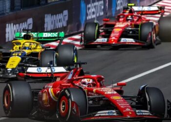 Pembalap Ferrari asal Monegasque Charles Leclerc merayakan bersama rekan satu timnya usai menjuarai Grand Prix F1 Monaco, Minggu (26/5/2024) di Circuit de Monaco.
