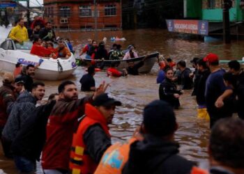 Warga korban banjir di Canoas, negara bagian Rio Grande do Sul menunggu dievakuasi.