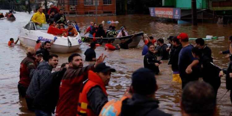 151 Orang Tewas akibat Bencana Iklim di Brasil Selatan, 104 Masih Hilang 1 Warga korban banjir di Canoas, negara bagian Rio Grande do Sul menunggu dievakuasi.