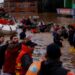 151 Orang Tewas akibat Bencana Iklim di Brasil Selatan, 104 Masih Hilang 2 Warga korban banjir di Canoas, negara bagian Rio Grande do Sul menunggu dievakuasi.