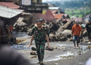 Prajurit TNI melakukan evakuasi korban banjir lahar dingin di Kabupaten Agam, Sumbar.