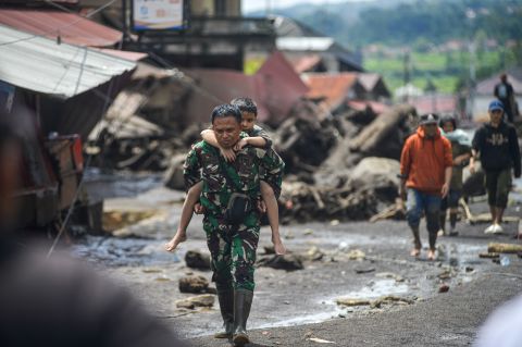 BMKG Sebut Banjir Lahar di Sumbar Dipicu Hujan Sangat Deras dan Panjang 1 Prajurit TNI melakukan evakuasi korban banjir lahar dingin di Kabupaten Agam, Sumbar.