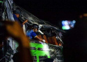 Petugas kepolisian mengevakuasi korban kecelakaan bus pariwisata di Desa Palasari, Kecamatan Ciater, Kabupaten Subang, Jawa Barat, Sabtu (11/5/2024).