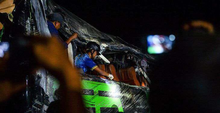 KNKT Kerahkan Tim Investigasi Kecelakaan Bus Rombongan Pelajar di Ciater 1 Petugas kepolisian mengevakuasi korban kecelakaan bus pariwisata di Desa Palasari, Kecamatan Ciater, Kabupaten Subang, Jawa Barat, Sabtu (11/5/2024).