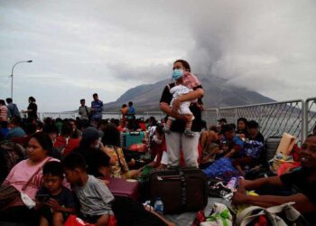 Evakuasi korban erupsi Gunung Ruang.