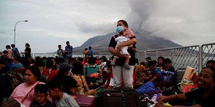 Erupsi Gunung Ruang, 5.687 Warga Dievakuasi Keluar Tagulandang 1 Evakuasi korban erupsi Gunung Ruang.