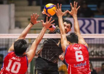 Pevoli putra Palembang Bank Sumselbabel, Armin Afshin Far (tengah) melakukan smes ke arah pevoli Jakarta Lavani Allo Bank Electric Fahri Septian Putratama (kiri) dan M. Malizi (kanan) dalam pertandingan PLN Mobile Proliga 2024 putaran kedua minggu pertama di GOR Tri Dharma, Gresik, Jawa Timur, Sabtu (18/5/2024).