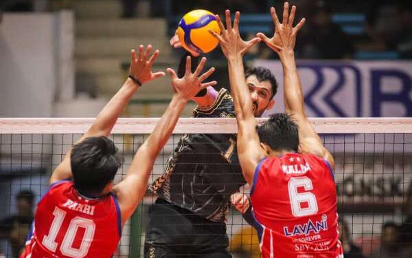 Piala Dunia Voli U21, Indonesia Bahas Pencalonan Jadi Tuan Rumah 1 Pevoli putra Palembang Bank Sumselbabel, Armin Afshin Far (tengah) melakukan smes ke arah pevoli Jakarta Lavani Allo Bank Electric Fahri Septian Putratama (kiri) dan M. Malizi (kanan) dalam pertandingan PLN Mobile Proliga 2024 putaran kedua minggu pertama di GOR Tri Dharma, Gresik, Jawa Timur, Sabtu (18/5/2024).