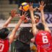 Pevoli putra Palembang Bank Sumselbabel, Armin Afshin Far (tengah) melakukan smes ke arah pevoli Jakarta Lavani Allo Bank Electric Fahri Septian Putratama (kiri) dan M. Malizi (kanan) dalam pertandingan PLN Mobile Proliga 2024 putaran kedua minggu pertama di GOR Tri Dharma, Gresik, Jawa Timur, Sabtu (18/5/2024).