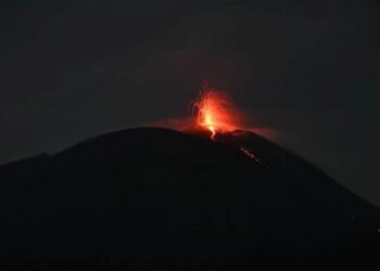 Gunung Ile Lewotolok di Kecamatan Ile Ape, Kabupaten Lembata Provinsi Nusa Tenggara Timur melaporkan bahwa terhitung dari pukul 06.00 WITA hingga 12.00 WITA terjadi sebelas kali erupsi.