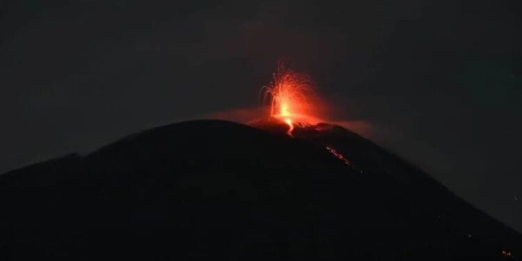 Gunung Ile Lewotolok di Kecamatan Ile Ape, Kabupaten Lembata Provinsi Nusa Tenggara Timur melaporkan bahwa terhitung dari pukul 06.00 WITA hingga 12.00 WITA terjadi sebelas kali erupsi.