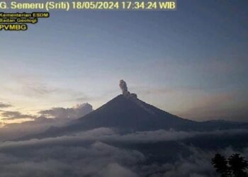 Gunung Semeru erupsi disertai luncuran awan panas sejauh 3 km pada Sabtu (18/5/2024) pukul 17.34 WIB.