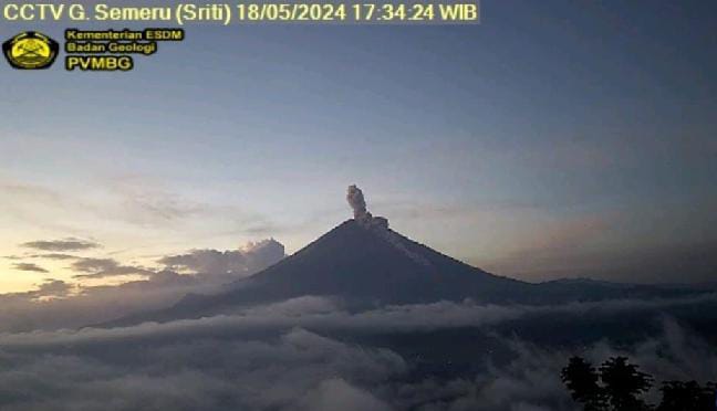 Gunung Semeru Kembali Erupsi, Luncurkan Awan Panas Sejauh 3 Km 1 Gunung Semeru erupsi disertai luncuran awan panas sejauh 3 km pada Sabtu (18/5/2024) pukul 17.34 WIB.