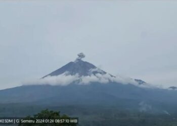 Gunung Semeru tidak terlihat dari Pos Pengamatan Gunung Semeru di Desa Sumberwuluh, Kabupaten Lumajang karena tertutup kabut pada Rabu (1/5/2024).
