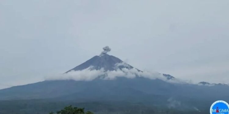 Gunung Semeru Dua Kali Erupsi, Tinggi Letusan Tidak Teramati 1 Gunung Semeru tidak terlihat dari Pos Pengamatan Gunung Semeru di Desa Sumberwuluh, Kabupaten Lumajang karena tertutup kabut pada Rabu (1/5/2024).