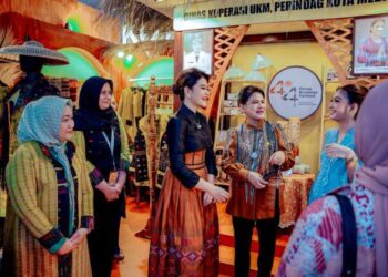 Ibu Negara Iriana Joko Widodo mengunjungi stand Dekranasda Kota Medan, pada pameran expo di Pamedan Mangkunegaran, Kota Solo.