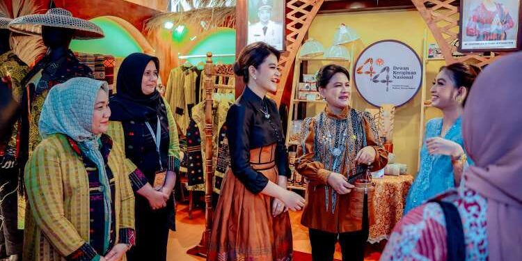 Iriana Jokowi Apresiasi Hasil Kerajinan Tangan Perajin Medan 1 Ibu Negara Iriana Joko Widodo mengunjungi stand Dekranasda Kota Medan, pada pameran expo di Pamedan Mangkunegaran, Kota Solo.