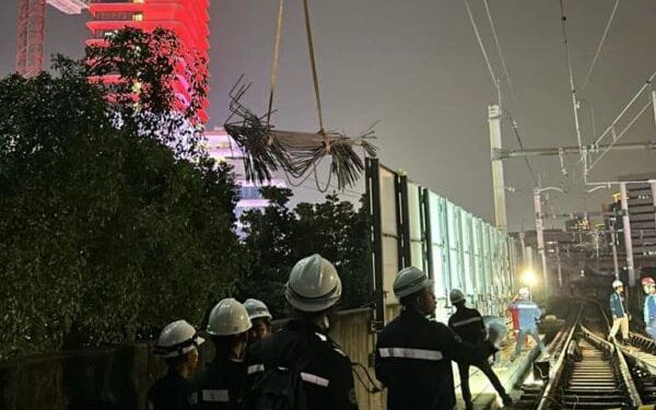 Besi Crane Jatuh Sempat Mengenai Bagian Depan Kereta MRT 1 Pihak MRT dan Proyek Hutama Karya sedang melakukan evakuasi besi tulangan atau rebar di kawasan Stasiun Blok M, Jakarta, Kamis (30/5/2024).