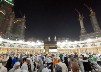 Jamaah melakukan tawaf mengelilingi Ka'bah di Masjidil Haram, Mekkah, Arab Saudi.