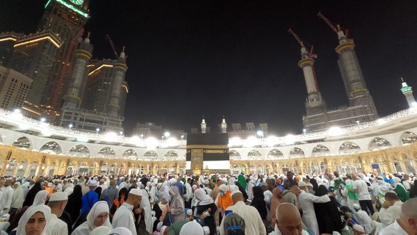 Kemenkes Imbau Jamaah Haji Waspadai MERS-CoV 1 Jamaah melakukan tawaf mengelilingi Ka'bah di Masjidil Haram, Mekkah, Arab Saudi.