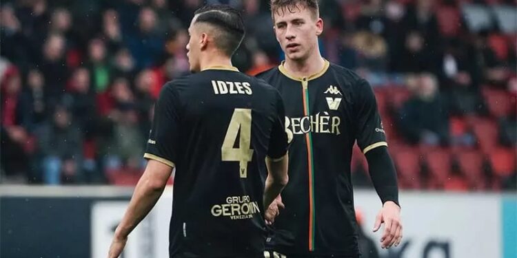 Jay Idzes Bawa Timnya Dekati Tiket Promosi Otomatis ke Serie A 1 Pemain timnas Indonesia, Jay Idzes, membawa timnya Venezia menang pada pekan ke-37 Serie B Italia saat mengalahkan FeralpiSalo 2-1 di Stadion Pier Luigi Penzo, Minggu (5/5/2024).
