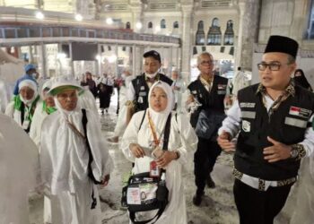 Kadaker Makkah, Khalilurrahman (berpeci), bertemu dengan jemaah yang akan melaksanakan umrah wajib di pelataran Masjidil Haram.