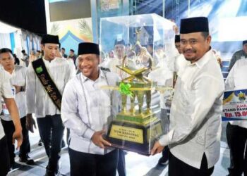 Penyerahan piala bergilir Juara Umum MTQ Ke 57 Kota Medan.