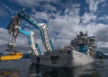 Kapal riset OceanXplorer menurunkan kapal selam untuk meneliti perairan.