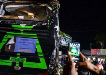 Evakuasi korban kecelakaan bus pariwisata di Desa Palasari, Kecamatan Ciater, Kabupaten Subang, Jawa Barat, Sabtu (11/5/2024).