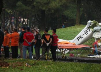 Pesawat latih PK-IFP jatuh di kawasan BSD, Serpong, Tangerang.