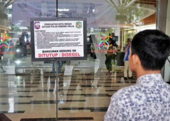 Stiker segel di pintu masuk Mall Centre Point yang dilakukan Pemko Medan.