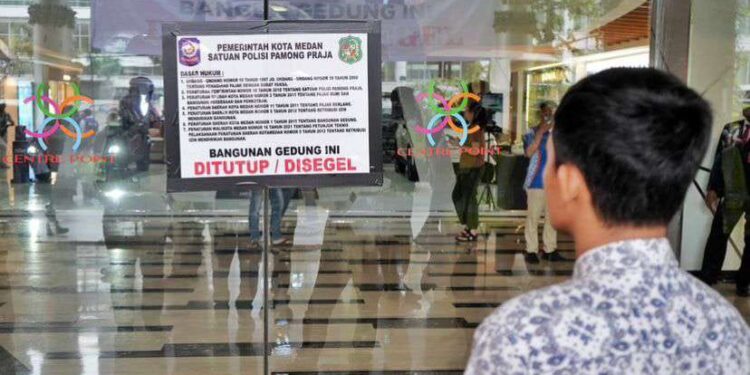 Nunggak Pajak Rp250 Miliar Lebih, Mall Center Point Disegel 1 Stiker segel di pintu masuk Mall Centre Point yang dilakukan Pemko Medan.