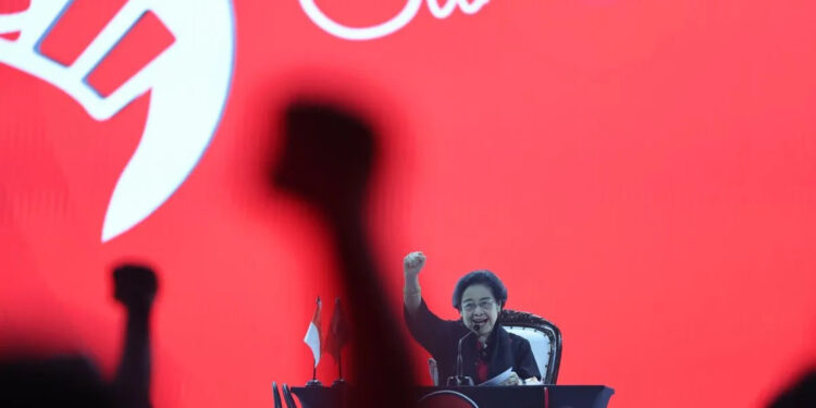 Megawati Dimandatkan Tentukan Sikap Politik PDIP 1 Ketua Umum PDIP, Megawati Soekarnoputri, menyampaikan pidato politik saat pembukaan Rakernas V PDIP, di Beach City International Stadium Ancol, Jakarta, Jumat (24/5/2024).