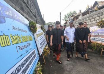 Menhub Budi Karya Sumadi usai mengunjungi keluarga Almarhum Putu Satria Ananta Rustika, di Klungkung, Bali, Kamis (9/5/2024).