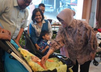 Mensos, Tri Rismaharini, menyapa langsung sebanyak 30 anak pengidap penyakit langka CdLS dalam peringatan Hari Kesadaran Sindrom CdLS, di Kementerian Sosial, Senin (27/5-2024).