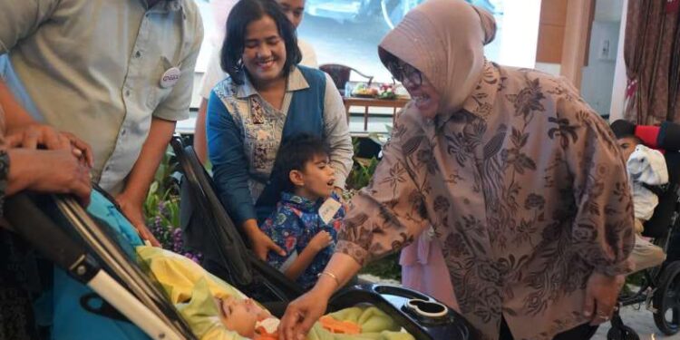 Mensos Sapa Anak-anak Pengidap CdLS, Tekankan Pentingnya Terapi 1 Mensos, Tri Rismaharini, menyapa langsung sebanyak 30 anak pengidap penyakit langka CdLS dalam peringatan Hari Kesadaran Sindrom CdLS, di Kementerian Sosial, Senin (27/5-2024).