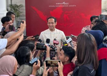Mendikbudristek, Nadiem Anwar Makarim, saat memberikan keterangan kepada media, setelah bertemu Presiden Joko Widodo di Istana Merdeka, Jakarta, Senin (27/5/2024).