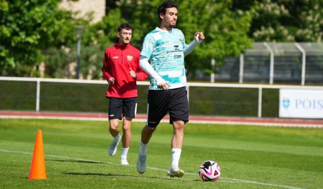 Pemain Timnas Indonesia U-23, Nathan Tjoe-A-On dan Ivar Jenner, sedang berlatih, di Stade de Lagrange, Prancis.
