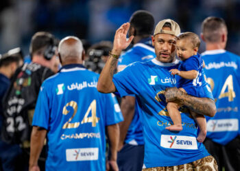 Neymar ikut turun ke lapangan merayakan titel Saudi Pro League yang diraih Al Hilal.