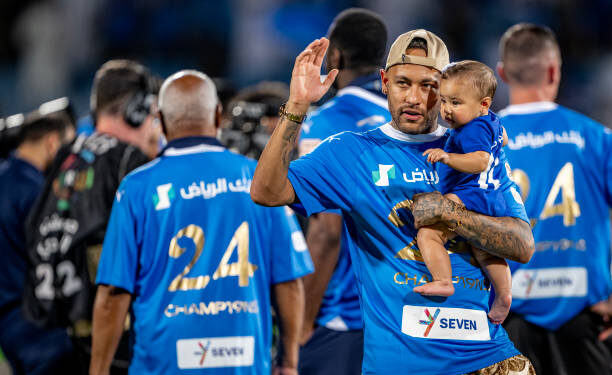 Neymar Ikut Merayakan Titel Juara Al Hilal di Lapangan 1 Neymar ikut turun ke lapangan merayakan titel Saudi Pro League yang diraih Al Hilal.