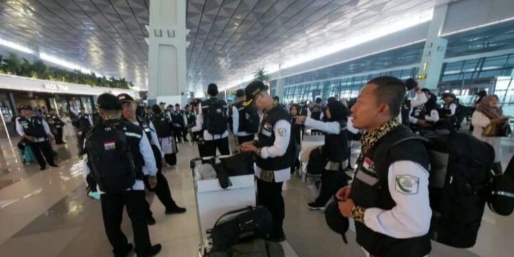 Sejumlah PPIH hendak berangkat ke Arab Saudi melalui Bandara Internasional Soekarno-Hatta, Tangerang, Rabu (8/5/2024).
