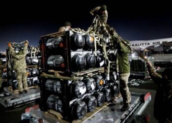 Tentara Ukraina membongkar rudal antitank Javelin, yang dikirim dengan pesawat sebagai bagian dari paket dukungan militer Amerika Serikat untuk Ukraina, di Bandara Internasional Boryspil di luar Kiev, Ukraina, 10 Februari 2022.