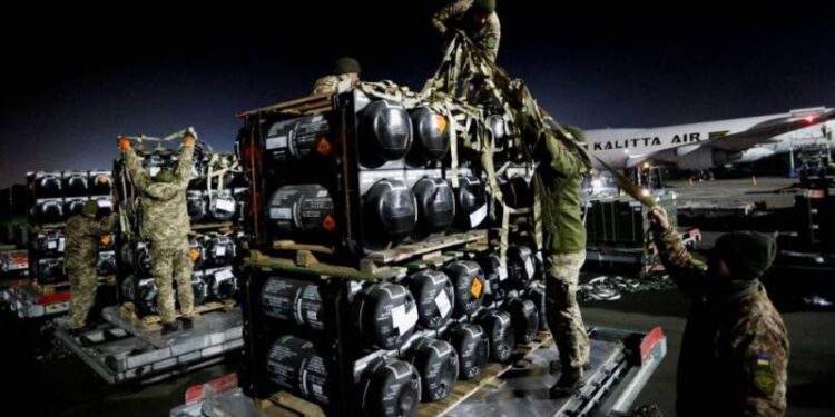 Tentara Ukraina membongkar rudal antitank Javelin, yang dikirim dengan pesawat sebagai bagian dari paket dukungan militer Amerika Serikat untuk Ukraina, di Bandara Internasional Boryspil di luar Kiev, Ukraina, 10 Februari 2022.
