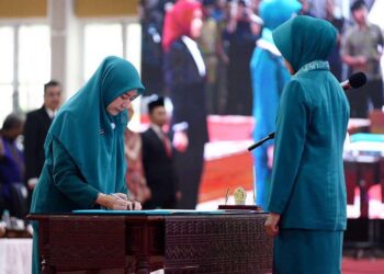 Pj Ketua TP PKK Sumut, Dessy Hassanudin, melantik Dara Muttaqien Hasrimi sebagai Pj Ketua TP PKK Tebing Tinggi.